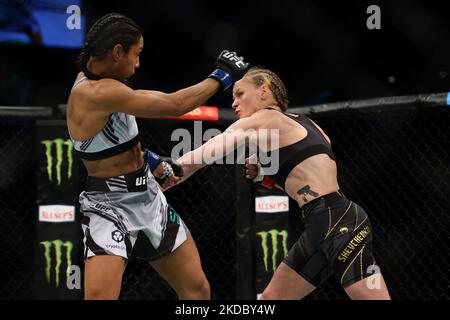 Valentina Shevchenko del Kirghizistan (R) batte Taila Santos del Brasile nel bout femminile del titolo di peso leggero durante l'evento UFC 275 al Singapore Indoor Stadium il 12 giugno 2022 a Singapore. (Foto di Suhaimi Abdullah/NurPhoto) Foto Stock