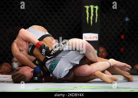 Valentina Shevchenko del Kirghizistan (in basso) batte Taila Santos del Brasile nel fragoroso titolo bout del womenâ durante l'evento UFC 275 al Singapore Indoor Stadium il 12 giugno 2022 a Singapore. (Foto di Suhaimi Abdullah/NurPhoto) Foto Stock