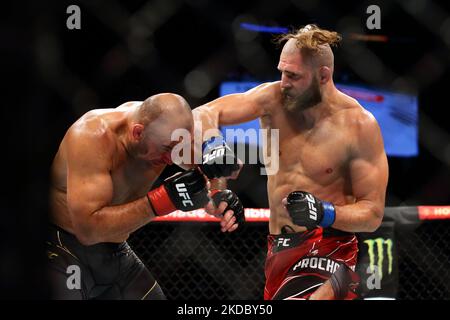 Jiri prochazka della Repubblica Ceca (R) batte il Glover Teixeira del Brasile nel titolo maschile di peso pesante durante l'evento UFC 275 al Singapore Indoor Stadium del 12 giugno 2022 a Singapore. (Foto di Suhaimi Abdullah/NurPhoto) Foto Stock