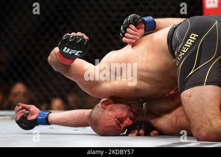 Il Glover TeixeiraÂ del Brasile combatte Jiri prochazka della Repubblica Ceca nel bout del titolo leggero e pesante del menâ durante l'evento UFC 275 al Singapore Indoor Stadium, il 12 giugno 2022 a Singapore. (Foto di Suhaimi Abdullah/NurPhoto) Foto Stock