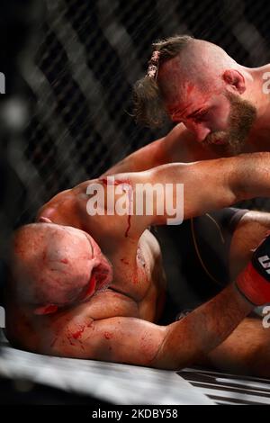 Jiri prochazka della Repubblica Ceca (R) batte il Glover TeixeiraÂ del Brasile nel bout del titolo leggero e pesante del menâ durante l'evento UFC 275 al Singapore Indoor Stadium, il 12 giugno 2022 a Singapore. (Foto di Suhaimi Abdullah/NurPhoto) Foto Stock