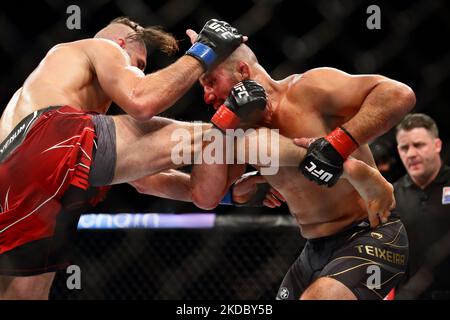 Jiri prochazka della Repubblica Ceca (L) batte il Glover TeixeiraÂ del Brasile nel bout del titolo leggero e pesante del menâ durante l'evento UFC 275 al Singapore Indoor Stadium, il 12 giugno 2022 a Singapore. (Foto di Suhaimi Abdullah/NurPhoto) Foto Stock