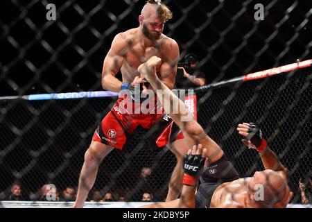 Jiri prochazka della Repubblica Ceca (L) batte il Glover TeixeiraÂ del Brasile nel bout del titolo leggero e pesante del menâ durante l'evento UFC 275 al Singapore Indoor Stadium, il 12 giugno 2022 a Singapore. (Foto di Suhaimi Abdullah/NurPhoto) Foto Stock