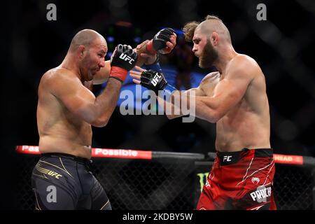 Jiri prochazka della Repubblica Ceca (R) batte il Glover Teixeira del Brasile nel titolo maschile di peso pesante durante l'evento UFC 275 al Singapore Indoor Stadium del 12 giugno 2022 a Singapore. (Foto di Suhaimi Abdullah/NurPhoto) Foto Stock