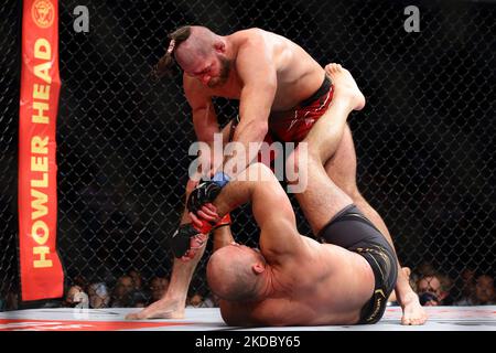 Jiri prochazka della Repubblica Ceca (TOP) batte il Glover Teixeira del Brasile nel titolo maschile di peso pesante durante l'evento UFC 275 al Singapore Indoor Stadium del 12 giugno 2022 a Singapore. (Foto di Suhaimi Abdullah/NurPhoto) Foto Stock