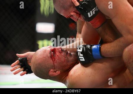 Jiri prochazka della Repubblica Ceca (TOP) batte il Glover Teixeira del Brasile nel titolo maschile di peso pesante durante l'evento UFC 275 al Singapore Indoor Stadium del 12 giugno 2022 a Singapore. (Foto di Suhaimi Abdullah/NurPhoto) Foto Stock