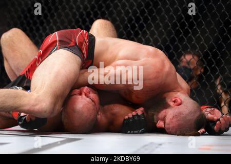 Jiri prochazka della Repubblica Ceca (TOP) batte il Glover Teixeira del Brasile nel titolo maschile di peso pesante durante l'evento UFC 275 al Singapore Indoor Stadium del 12 giugno 2022 a Singapore. (Foto di Suhaimi Abdullah/NurPhoto) Foto Stock