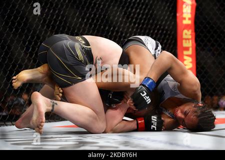 Valentina Shevchenko del Kirghizistan (TOP) batte Taila Santos del Brasile nel bout femminile del titolo di peso leggero durante l'evento UFC 275 al Singapore Indoor Stadium il 12 giugno 2022 a Singapore. (Foto di Suhaimi Abdullah/NurPhoto) Foto Stock