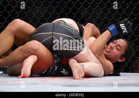 Valentina Shevchenko del Kirghizistan (TOP) batte Taila Santos del Brasile nel bout femminile del titolo di peso leggero durante l'evento UFC 275 al Singapore Indoor Stadium il 12 giugno 2022 a Singapore. (Foto di Suhaimi Abdullah/NurPhoto) Foto Stock