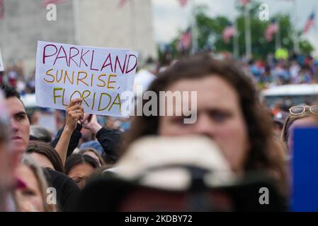 WASHINGTON, DC - 11 GIUGNO: I partecipanti tengono cartelloni durante il mese di marzo per le nostre vite 2022 il 11 giugno 2022 a Washington, DC.. “Migliaia di persone che vivono sotto la pioggia e le magliette si sono riversate nel sabato di Washington per rally contro l’epidemia di violenza sulle armi da fuoco della nazione e per chiedere al Congresso di prendere provvedimenti per porvi fine. Si sono riuniti in una mattinata grigia sul Mall per unirsi al rally messo in scena da marzo per le nostre vite, l'organizzazione fondata dagli studenti sopravvissuti alle riprese di massa del 2018 in una scuola superiore di Parkland, la.” -Washington Post (Foto di John Nacion/NurPhoto) Foto Stock