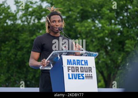 WASHINGTON, DC - GIUGNO 11: RuQuan Brown, attivista per il controllo delle armi, parla alla marcia per il rally contro la violenza delle armi al National Mall il 11 giugno 2022 a Washington, DC. Il movimento March for Our Lives è stato incoraggiato dalle riprese alla Marjory Stoneman Douglas High School di Parkland, Florida, nel 2018. Dopo le recenti sparatorie di massa a Buffalo, New York e Uvalde, Texas, un gruppo bipartisan di senatori continua a negoziare un potenziale accordo di compromesso sulla violenza delle armi e sulla legislazione sulla sicurezza delle armi. “Migliaia di persone che hanno piovuto slicker e T-shirt sono scagliate a Washington sabato per rally contro Foto Stock