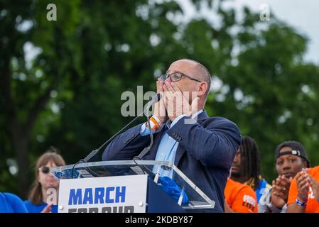 WASHINGTON, DC - GIUGNO 11: Fred Guttenberg parla durante marzo per la nostra vita 2022 il 11 giugno 2022 a Washington, DC. Fred Guttenberg è un attivista americano contro la violenza delle armi. Fred Guttenberg è un attivista. La sua figlia di 14 anni Jaime Guttenberg è stata assassinata nella scuola superiore di Stoneman Douglas il 14 febbraio 2018. “Migliaia di persone che vivono sotto la pioggia e le magliette si sono riversate nel sabato di Washington per rally contro l’epidemia di violenza sulle armi da fuoco della nazione e per chiedere al Congresso di prendere provvedimenti per porvi fine. Si sono riuniti in una mattinata grigia sul Mall per unirsi al rally organizzato da marzo f Foto Stock