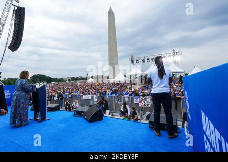 WASHINGTON, DC - 11 GIUGNO: I partecipanti partecipano a marzo per le nostre vite 2022 il 11 giugno 2022 a Washington, DC. “Migliaia di persone che vivono sotto la pioggia e le magliette si sono riversate nel sabato di Washington per rally contro l’epidemia di violenza sulle armi da fuoco della nazione e per chiedere al Congresso di prendere provvedimenti per porvi fine. Si sono riuniti in una mattinata grigia sul Mall per unirsi al rally messo in scena da marzo per le nostre vite, l'organizzazione fondata dagli studenti sopravvissuti alle riprese di massa del 2018 in una scuola superiore di Parkland, la.” -Washington Post (Foto di John Nacion/NurPhoto) Foto Stock