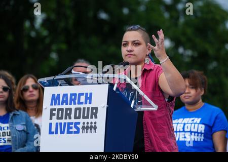 WASHINGTON, DC - GIUGNO 11: Attivista di controllo delle armi X Gonzalez parla durante una marcia per la nostra vita rally contro la violenza delle armi sul National Mall 11 giugno 2022 a Washington, DC. Il movimento March for Our Lives è stato incoraggiato dalle riprese alla Marjory Stoneman Douglas High School di Parkland, Florida, nel 2018. Dopo le recenti sparatorie di massa a Buffalo, New York e Uvalde, Texas, un gruppo bipartisan di senatori continua a negoziare un potenziale accordo di compromesso sulla violenza delle armi e sulla legislazione sulla sicurezza delle armi. “Migliaia di persone che hanno piovuto slicker e T-shirt sono scagliate a Washington sabato per rally contro Foto Stock