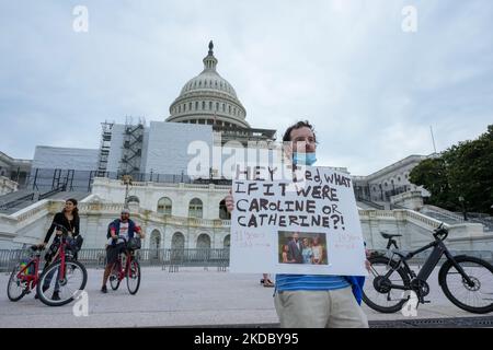 WASHINGTON, DC - 11 GIUGNO: I partecipanti partecipano a marzo per le nostre vite 2022 il 11 giugno 2022 a Washington, DC. “Migliaia di persone che vivono sotto la pioggia e le magliette si sono riversate nel sabato di Washington per rally contro l’epidemia di violenza sulle armi da fuoco della nazione e per chiedere al Congresso di prendere provvedimenti per porvi fine. Si sono riuniti in una mattinata grigia sul Mall per unirsi al rally messo in scena da marzo per le nostre vite, l'organizzazione fondata dagli studenti sopravvissuti alle riprese di massa del 2018 in una scuola superiore di Parkland, la.” -Washington Post (Foto di John Nacion/NurPhoto) Foto Stock