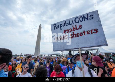 WASHINGTON, DC - 11 GIUGNO: I partecipanti partecipano a marzo per le nostre vite 2022 il 11 giugno 2022 a Washington, DC. “Migliaia di persone che vivono sotto la pioggia e le magliette si sono riversate nel sabato di Washington per rally contro l’epidemia di violenza sulle armi da fuoco della nazione e per chiedere al Congresso di prendere provvedimenti per porvi fine. Si sono riuniti in una mattinata grigia sul Mall per unirsi al rally messo in scena da marzo per le nostre vite, l'organizzazione fondata dagli studenti sopravvissuti alle riprese di massa del 2018 in una scuola superiore di Parkland, la.” -Washington Post (Foto di John Nacion/NurPhoto) Foto Stock