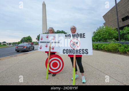 WASHINGTON, DC - 11 GIUGNO: I partecipanti partecipano a marzo per le nostre vite 2022 il 11 giugno 2022 a Washington, DC. “Migliaia di persone che vivono sotto la pioggia e le magliette si sono riversate nel sabato di Washington per rally contro l’epidemia di violenza sulle armi da fuoco della nazione e per chiedere al Congresso di prendere provvedimenti per porvi fine. Si sono riuniti in una mattinata grigia sul Mall per unirsi al rally messo in scena da marzo per le nostre vite, l'organizzazione fondata dagli studenti sopravvissuti alle riprese di massa del 2018 in una scuola superiore di Parkland, la.” -Washington Post (Foto di John Nacion/NurPhoto) Foto Stock