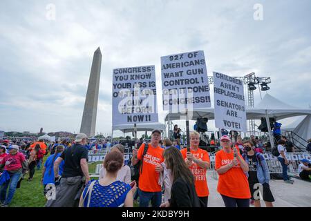 WASHINGTON, DC - 11 GIUGNO: I partecipanti tengono cartelloni durante il mese di marzo per le nostre vite 2022 il 11 giugno 2022 a Washington, DC.. “Migliaia di persone che vivono sotto la pioggia e le magliette si sono riversate nel sabato di Washington per rally contro l’epidemia di violenza sulle armi da fuoco della nazione e per chiedere al Congresso di prendere provvedimenti per porvi fine. Si sono riuniti in una mattinata grigia sul Mall per unirsi al rally messo in scena da marzo per le nostre vite, l'organizzazione fondata dagli studenti sopravvissuti alle riprese di massa del 2018 in una scuola superiore di Parkland, la.” -Washington Post (Foto di John Nacion/NurPhoto) Foto Stock