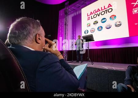 Ultimo incontro del candidato sindaco di Palermo, del centro-destra Roberto Lagalla, al Politeama Multisala di Palermo. Il candidato Roberto Lagalla ascolta il Presidente dell'Assemblea Regionale Siciliana e Coordinatore di forza Italia, Gianfranco Micciché. Italia, Sicilia, Palermo, 10 giugno 2022 (Foto di Francesco Militello Mirto/NurPhoto) Foto Stock