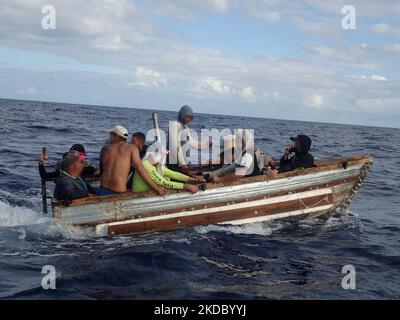 Un viaggio interdetto migrante a circa 7 miglia a sud di Key Largo, Florida, 25 ottobre 2022. Il popolo è stato rimpatriato a Cuba il 28 ottobre 2022. (STATI UNITI Guardia costiera foto) Foto Stock