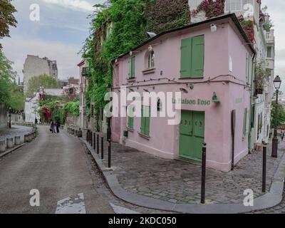 La casa rosa a Parigi nel romantico quartiere di Montmartre in Francia Foto Stock