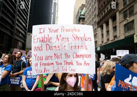 Migliaia di manifestanti hanno marciato da Cadman Plaza attraverso il ponte di Brooklyn fino al centro di Manhattan a New York City durante la marcia per la nostra vita il 11 giugno 2022 chiedendo la fine della violenza delle armi. (Foto di Karla Ann Cote/NurPhoto) Foto Stock
