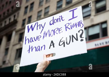 Migliaia di manifestanti hanno marciato da Cadman Plaza attraverso il ponte di Brooklyn fino al centro di Manhattan a New York City durante la marcia per la nostra vita il 11 giugno 2022 chiedendo la fine della violenza delle armi. (Foto di Karla Ann Cote/NurPhoto) Foto Stock