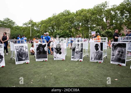 Migliaia di manifestanti hanno marciato da Cadman Plaza attraverso il ponte di Brooklyn fino al centro di Manhattan a New York City durante la marcia per la nostra vita il 11 giugno 2022 chiedendo la fine della violenza delle armi. (Foto di Karla Ann Cote/NurPhoto) Foto Stock