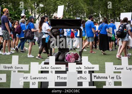 Migliaia di manifestanti hanno marciato da Cadman Plaza attraverso il ponte di Brooklyn fino al centro di Manhattan a New York City durante la marcia per la nostra vita il 11 giugno 2022 chiedendo la fine della violenza delle armi. (Foto di Karla Ann Cote/NurPhoto) Foto Stock