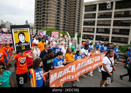 Migliaia di manifestanti hanno marciato da Cadman Plaza attraverso il ponte di Brooklyn fino al centro di Manhattan a New York City durante la marcia per la nostra vita il 11 giugno 2022 chiedendo la fine della violenza delle armi. (Foto di Karla Ann Cote/NurPhoto) Foto Stock
