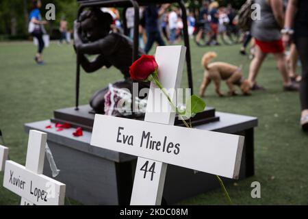Migliaia di manifestanti hanno marciato da Cadman Plaza attraverso il ponte di Brooklyn fino al centro di Manhattan a New York City durante la marcia per la nostra vita il 11 giugno 2022 chiedendo la fine della violenza delle armi. (Foto di Karla Ann Cote/NurPhoto) Foto Stock
