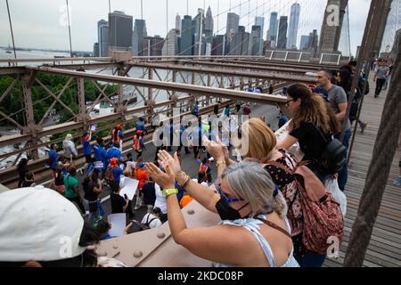 Migliaia di manifestanti hanno marciato da Cadman Plaza attraverso il ponte di Brooklyn fino al centro di Manhattan a New York City durante la marcia per la nostra vita il 11 giugno 2022 chiedendo la fine della violenza delle armi. (Foto di Karla Ann Cote/NurPhoto) Foto Stock