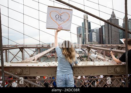 Migliaia di manifestanti hanno marciato da Cadman Plaza attraverso il ponte di Brooklyn fino al centro di Manhattan a New York City durante la marcia per la nostra vita il 11 giugno 2022 chiedendo la fine della violenza delle armi. (Foto di Karla Ann Cote/NurPhoto) Foto Stock