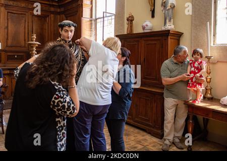 Il giugno Antonine inizia a Rieti, con il tradizionale vestito di Sant'Antonio, il santo sarà portato in processione in una 'machine' del peso di diverse tonnellate, completamente con portatori. La processione come da tradizione è accompagnata da due file di candele portate dai credenti e dai fedeli. A Rieti, 12 giugno 2022. (Foto di Riccardo Fabi/NurPhoto) Foto Stock