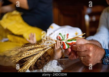 Il giugno Antonine inizia a Rieti, con il tradizionale vestito di Sant'Antonio, il santo sarà portato in processione in una 'machine' del peso di diverse tonnellate, completamente con portatori. La processione come da tradizione è accompagnata da due file di candele portate dai credenti e dai fedeli. A Rieti, 12 giugno 2022. (Foto di Riccardo Fabi/NurPhoto) Foto Stock