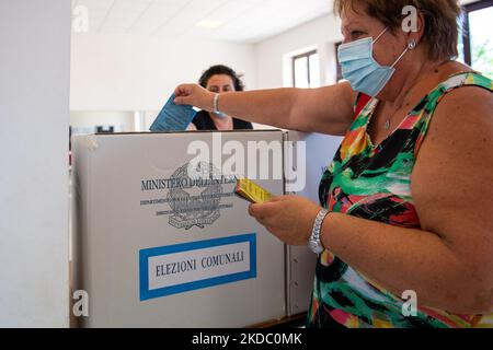 Operazioni di voto in un seggio elettorale per le elezioni comunali e per votare cinque referendum sulla giustizia. A Rieti, 12 giugno 2022 (Foto di Riccardo Fabi/NurPhoto) Foto Stock