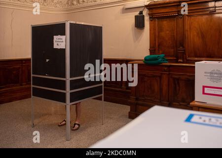 Operazioni di voto in un seggio elettorale per le elezioni comunali e per votare cinque referendum sulla giustizia. A Rieti, 12 giugno 2022 (Foto di Riccardo Fabi/NurPhoto) Foto Stock