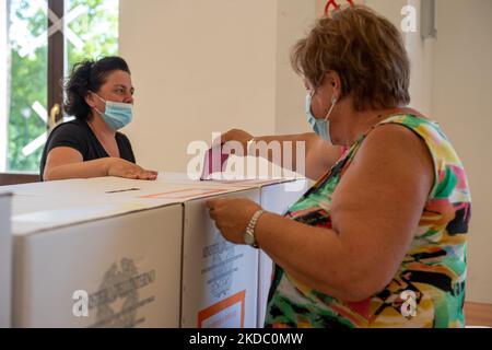 Operazioni di voto in un seggio elettorale per le elezioni comunali e per votare cinque referendum sulla giustizia. A Rieti, 12 giugno 2022 (Foto di Riccardo Fabi/NurPhoto) Foto Stock