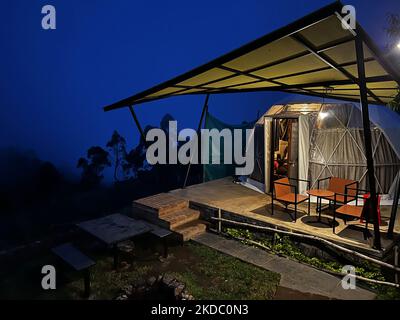 Scenario serale accanto a una cupola a forma di Igloo in un elegante sito di 'glamping' (campeggio di fantasia) lungo la montagna di Dindigul, Kodaikanal, Tamil Nadu, India. (Foto di Creative Touch Imaging Ltd./NurPhoto) Foto Stock