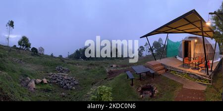 Scenario serale accanto a una cupola a forma di Igloo in un elegante sito di 'glamping' (campeggio di fantasia) lungo la montagna di Dindigul, Kodaikanal, Tamil Nadu, India. (Foto di Creative Touch Imaging Ltd./NurPhoto) Foto Stock