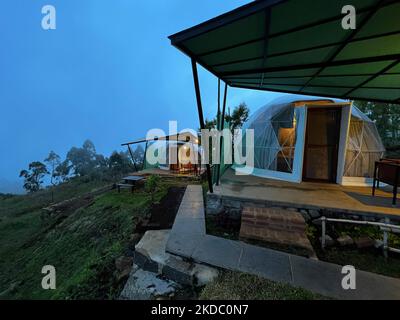 Paesaggio serale accanto a cupole di iurta a forma di 'Igloo' in un sito di lusso 'glamping' (campeggio di fantasia) lungo la montagna a Dindigul, Kodaikanal, Tamil Nadu, India. (Foto di Creative Touch Imaging Ltd./NurPhoto) Foto Stock