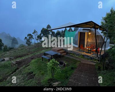 Scenario serale accanto a una cupola a forma di Igloo in un elegante sito di 'glamping' (campeggio di fantasia) lungo la montagna di Dindigul, Kodaikanal, Tamil Nadu, India. (Foto di Creative Touch Imaging Ltd./NurPhoto) Foto Stock