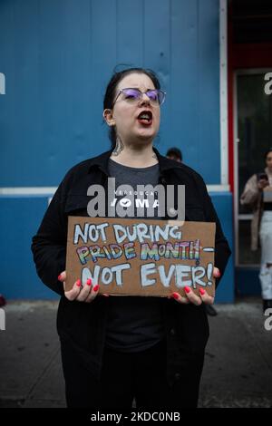 I manifestanti protestano contro i moli di Chelsea a New York per aver ospitato il governatore della Florida Ron DeSantis il 12 giugno 2022, la cui legislazione ha portato a molestie e minacce di violenza nei confronti della comunità LGBTQIA. (Foto di Karla Ann Cote/NurPhoto) Foto Stock