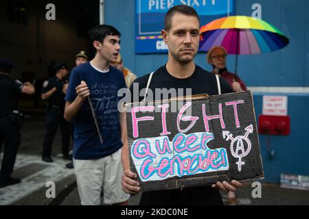 I manifestanti protestano contro i moli di Chelsea a New York per aver ospitato il governatore della Florida Ron DeSantis il 12 giugno 2022, la cui legislazione ha portato a molestie e minacce di violenza nei confronti della comunità LGBTQIA. (Foto di Karla Ann Cote/NurPhoto) Foto Stock