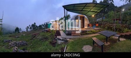 Paesaggio serale accanto a cupole di iurta a forma di 'Igloo' in un sito di lusso 'glamping' (campeggio di fantasia) lungo la montagna a Dindigul, Kodaikanal, Tamil Nadu, India. (Foto di Creative Touch Imaging Ltd./NurPhoto) Foto Stock