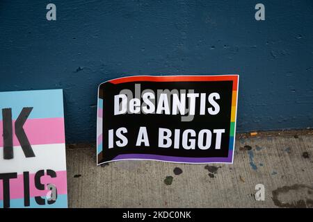 I manifestanti protestano contro i moli di Chelsea a New York per aver ospitato il governatore della Florida Ron DeSantis il 12 giugno 2022, la cui legislazione ha portato a molestie e minacce di violenza nei confronti della comunità LGBTQIA. (Foto di Karla Ann Cote/NurPhoto) Foto Stock