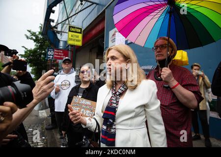 I manifestanti protestano contro i moli di Chelsea a New York per aver ospitato il governatore della Florida Ron DeSantis il 12 giugno 2022, la cui legislazione ha portato a molestie e minacce di violenza nei confronti della comunità LGBTQIA. (Foto di Karla Ann Cote/NurPhoto) Foto Stock