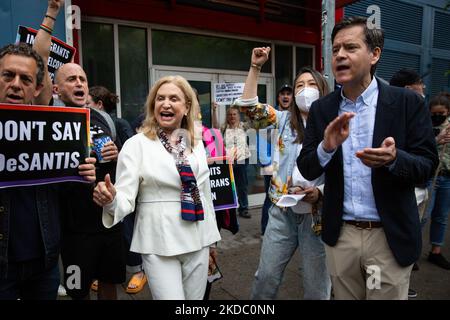 I manifestanti protestano contro i moli di Chelsea a New York per aver ospitato il governatore della Florida Ron DeSantis il 12 giugno 2022, la cui legislazione ha portato a molestie e minacce di violenza nei confronti della comunità LGBTQIA. (Foto di Karla Ann Cote/NurPhoto) Foto Stock