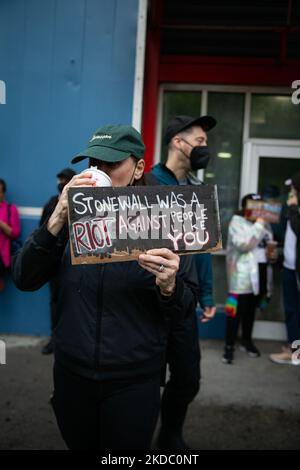 I manifestanti protestano contro i moli di Chelsea a New York per aver ospitato il governatore della Florida Ron DeSantis il 12 giugno 2022, la cui legislazione ha portato a molestie e minacce di violenza nei confronti della comunità LGBTQIA. (Foto di Karla Ann Cote/NurPhoto) Foto Stock