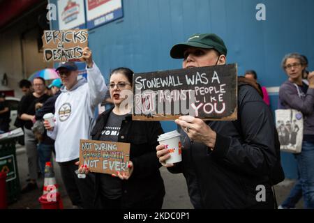 I manifestanti protestano contro i moli di Chelsea a New York per aver ospitato il governatore della Florida Ron DeSantis il 12 giugno 2022, la cui legislazione ha portato a molestie e minacce di violenza nei confronti della comunità LGBTQIA. (Foto di Karla Ann Cote/NurPhoto) Foto Stock